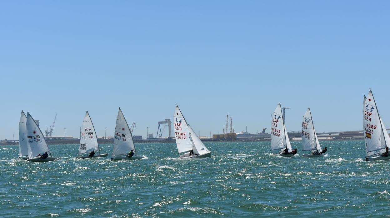 Patricia Bañez sigue al frente de la clase Optimist en la Semana Náutica