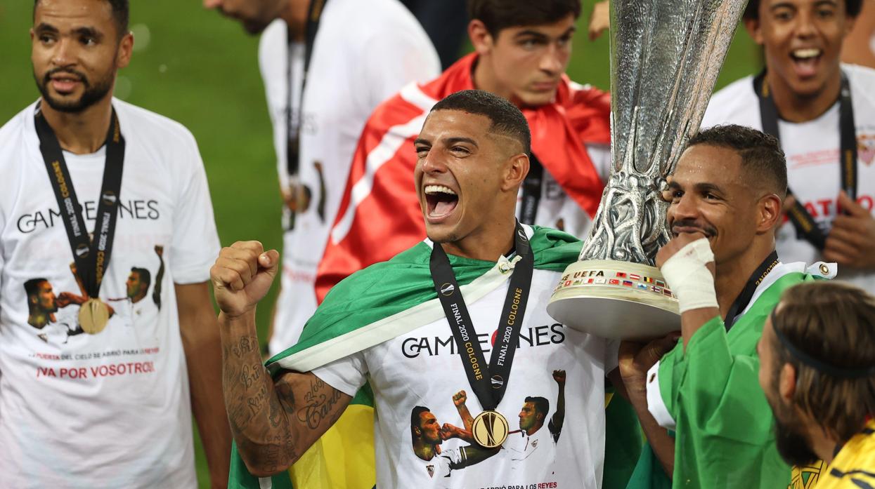 Diego Carlos celebra la victoria con la camiseta en recuerdo a Reyes y Puerta