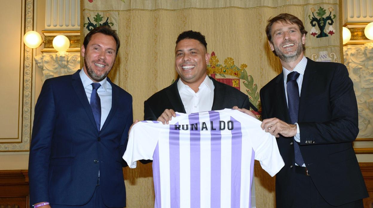 Ronaldo Nazario, en el centro, el día de su presentación como presidente del Valladolid