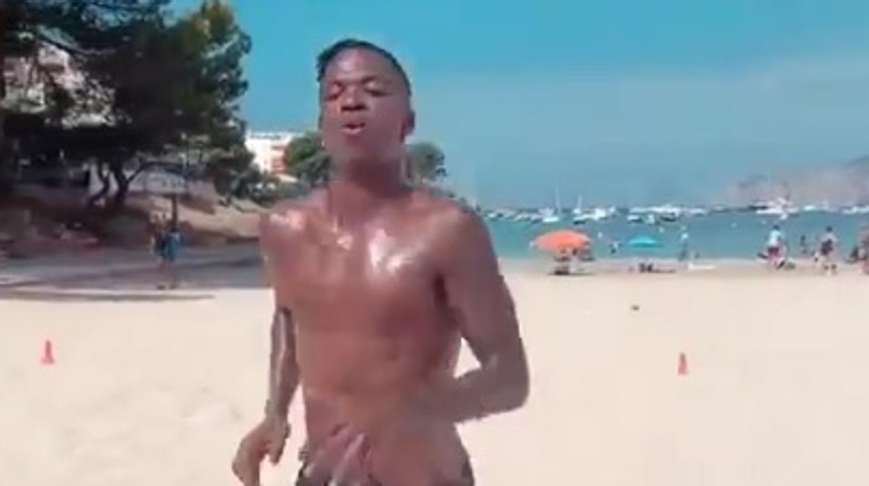 Vinicius, sin parar de entrenarse ni en la playa