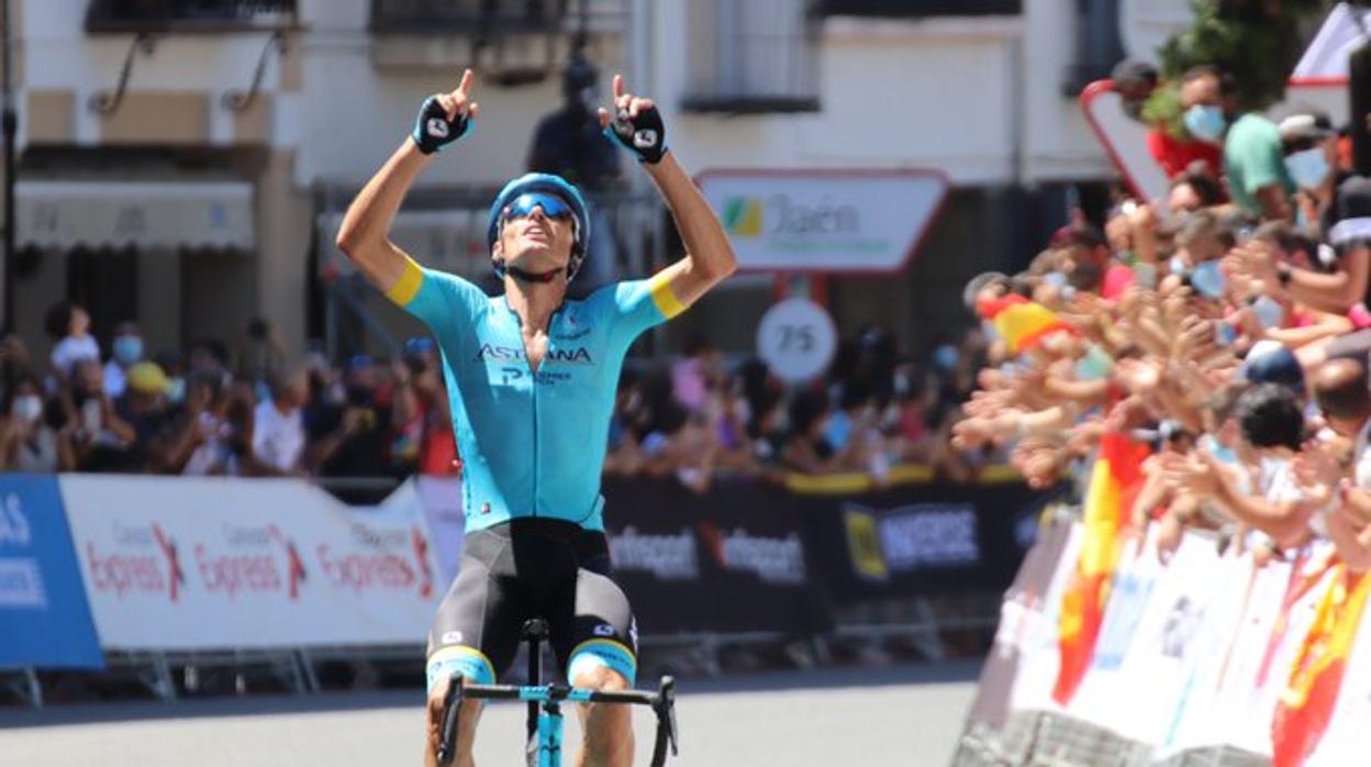 Luis León alcanza la gloria en Baeza y conquista su primer título en ruta