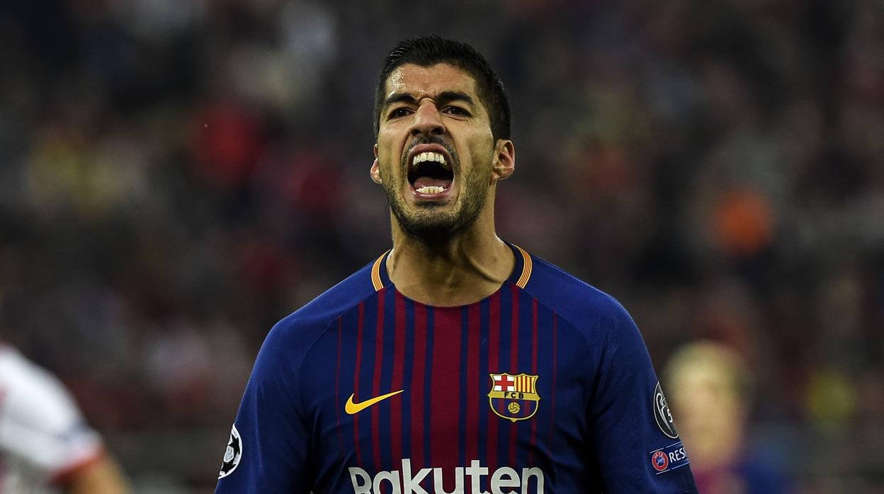 Luis Suárez protesta una jugada