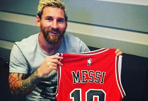 Messi, con la camiseta de los Bulls, de la NBA