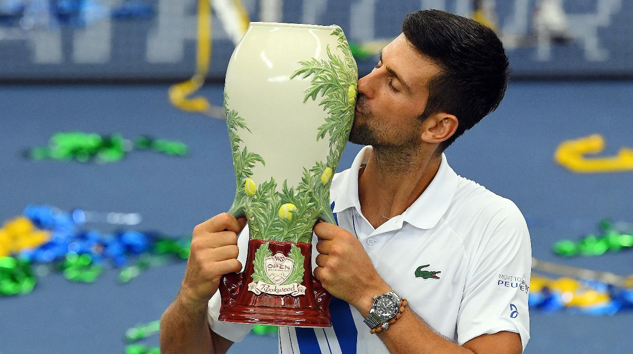 Djokovic vence a Raonic y caza a Nadal