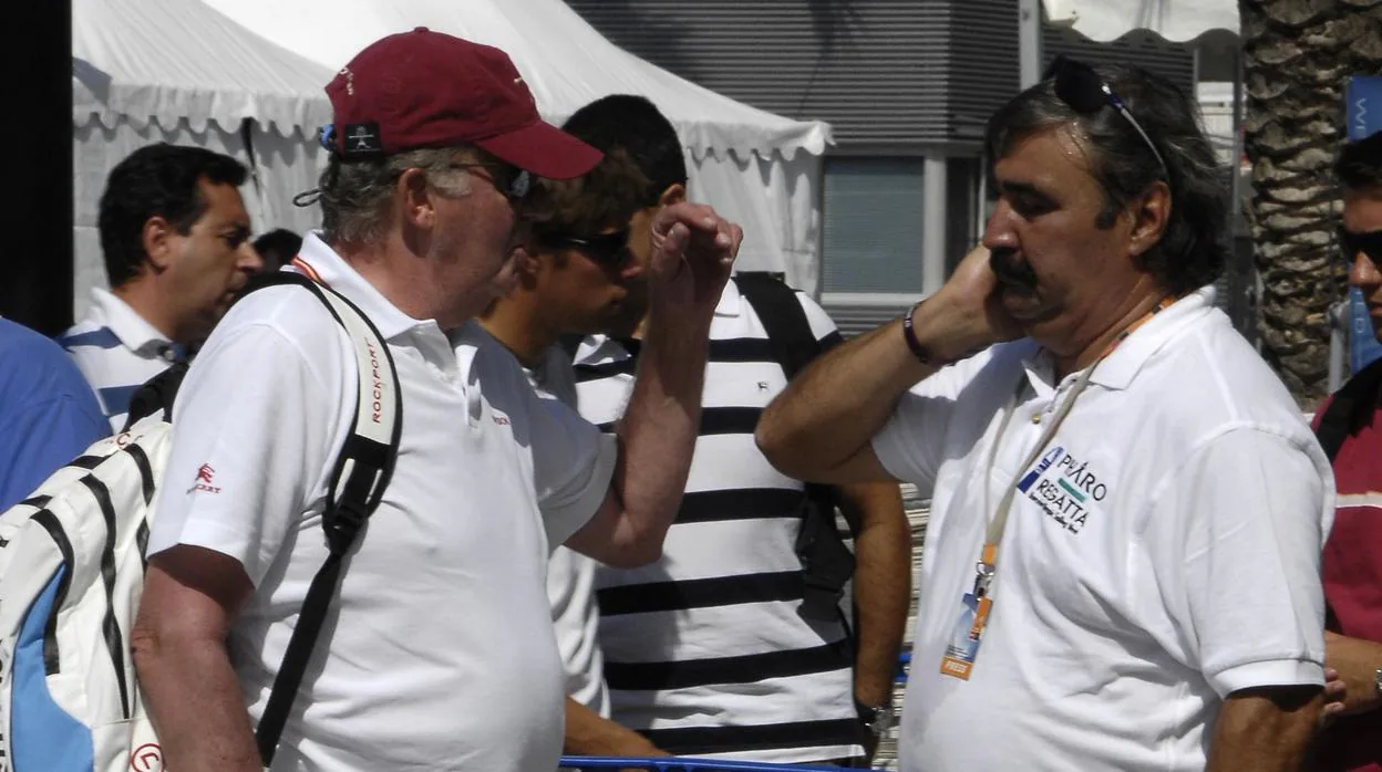 Don Juan Carlos conversa con Josep Margalef al témino de una regata