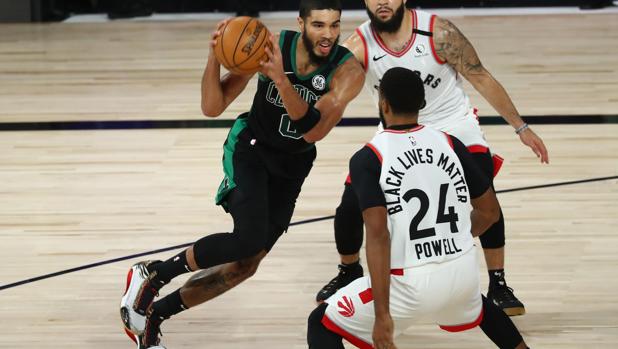 Los Celtics toman ventaja en las semifinales tras arrollar al campeón