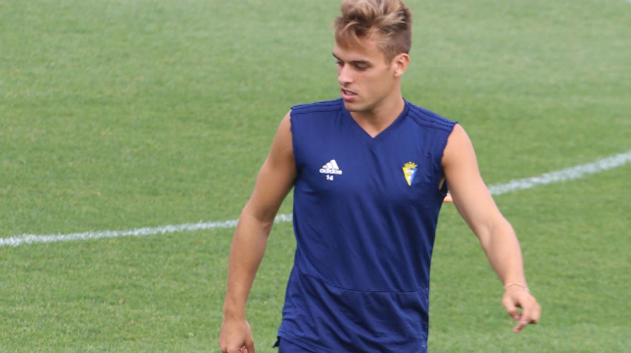 Brian Oliván en un entrenamiento del Cádiz CF