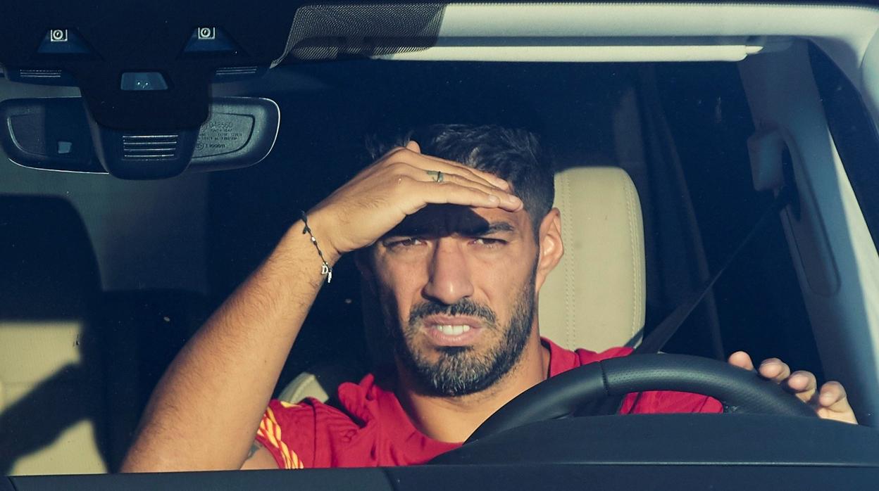 Luis Suárez se protege del sol dentro de su vehículo