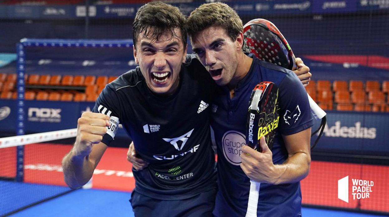 Alejandro Galán y Juan Lebrón celebran el triunfo en la final delEstrella Damm Valencia Open.