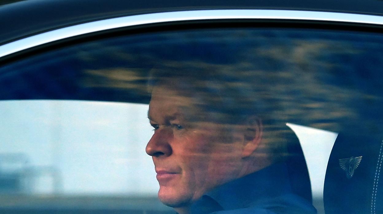 Koeman en su coche llega a la Ciudad Deportiva