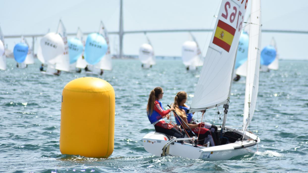 A falta de una jornada, Neus Ballester y Andrea Perelló lideran el Campeonato de España de 420