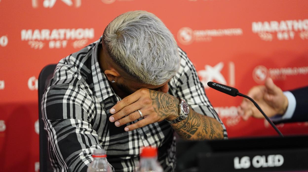 Banega se derrumba en su discurso de despedida del Sevilla