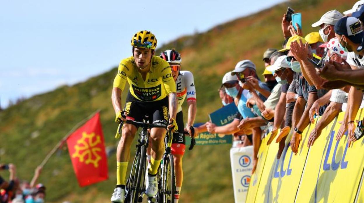 Roglic hace daño a Bernal en la cima del Puy Mary