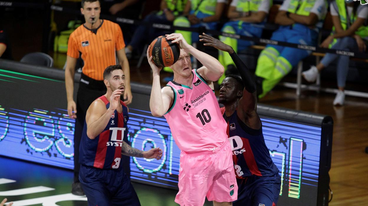 Abrines desatasca al Barça y elimina al campeón