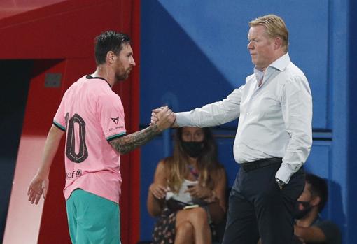 Messi saluda a Koeman tras ser sustituido