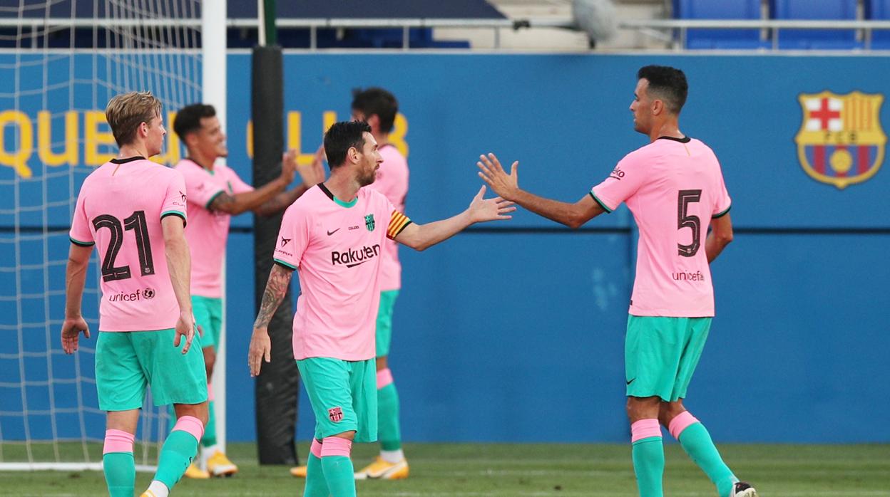 Los jugadores del Barcelona celebran el primer gol del partido, obra de Coutinho