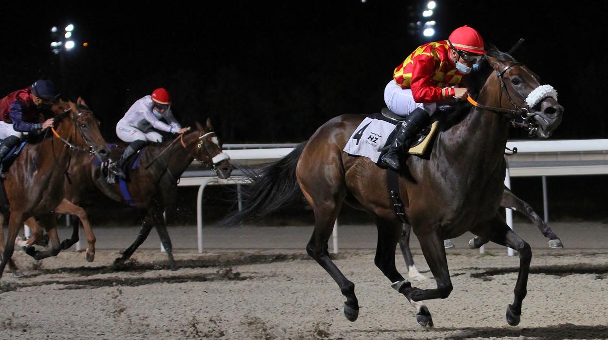 Otra emocionante jornada de carreras nocturnas en el Hipódromo de Madrid