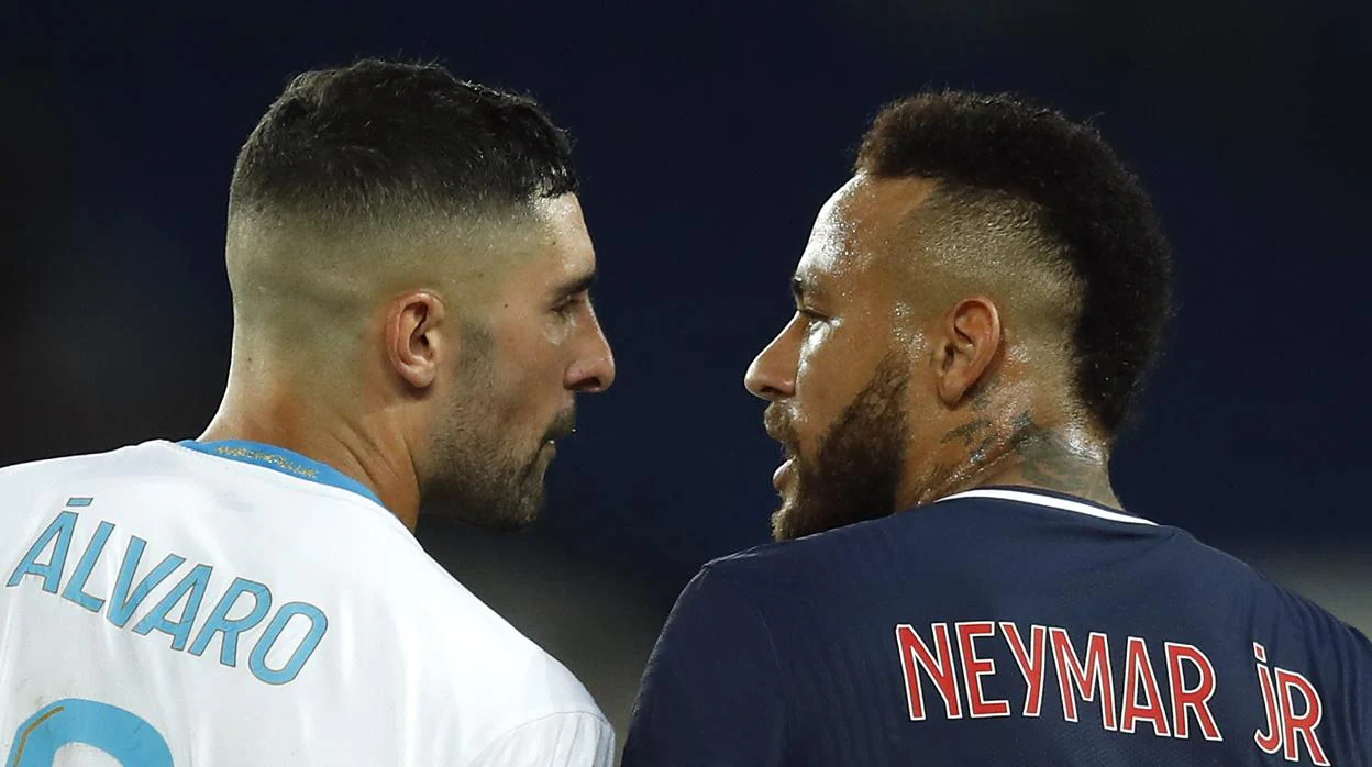 Álvaro y Neymar se encaran durante el partido del domingo