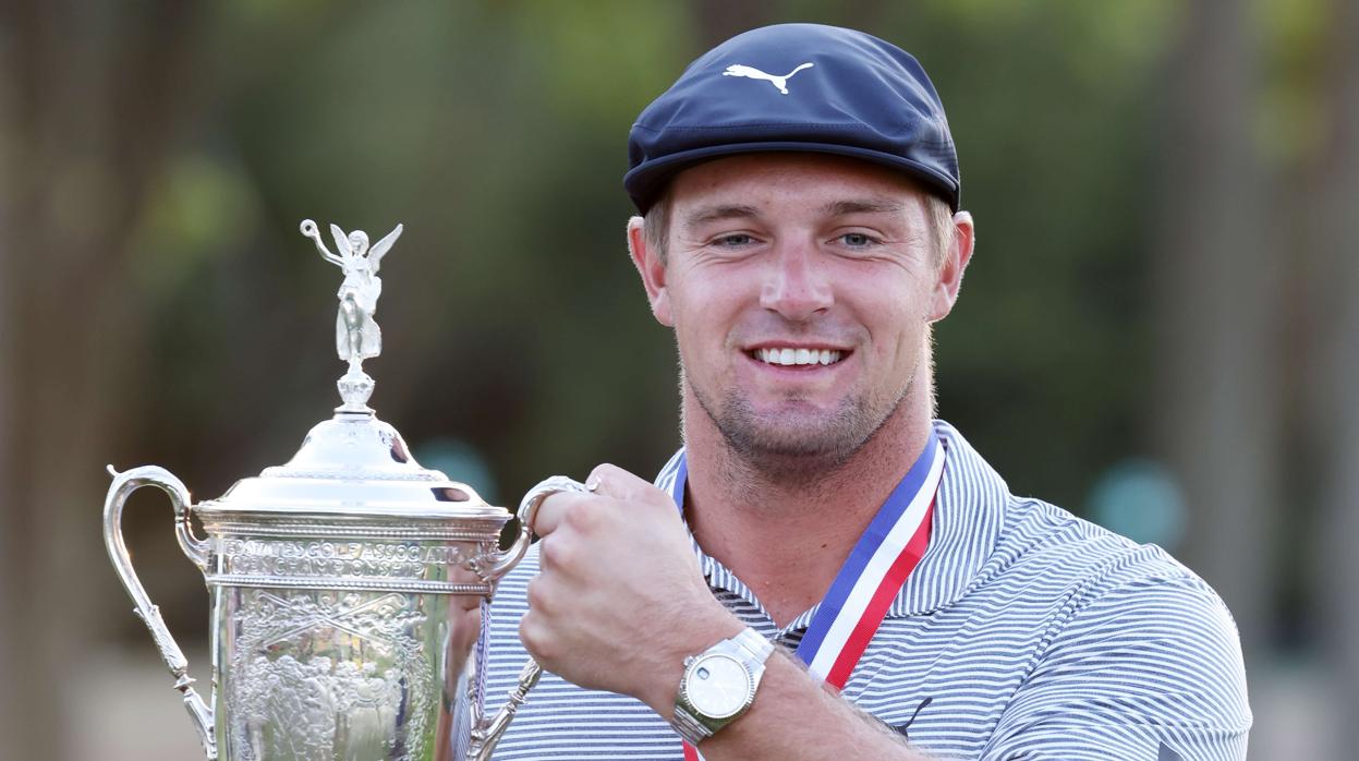 DeChambeau, con el trofeo