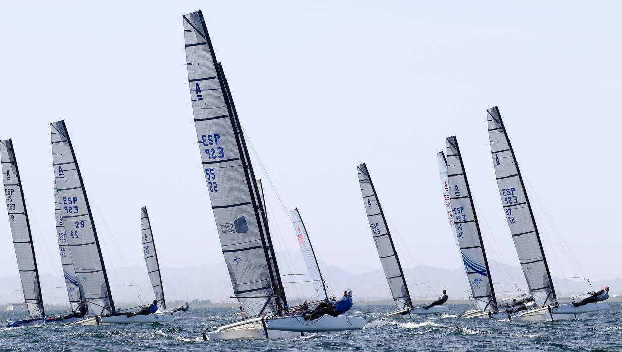 Los favoritos cumplen en la primera jornada del nacional de Catamaranes en La Manga