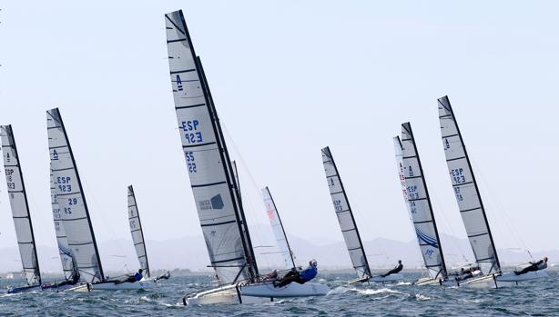 Los favoritos cumplen en la primera jornada del nacional de Catamaranes en La Manga