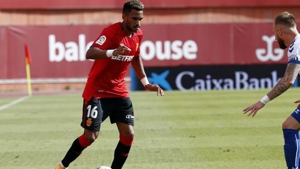 El Mallorca sufre para ganar a un Sabadell que terminó con diez