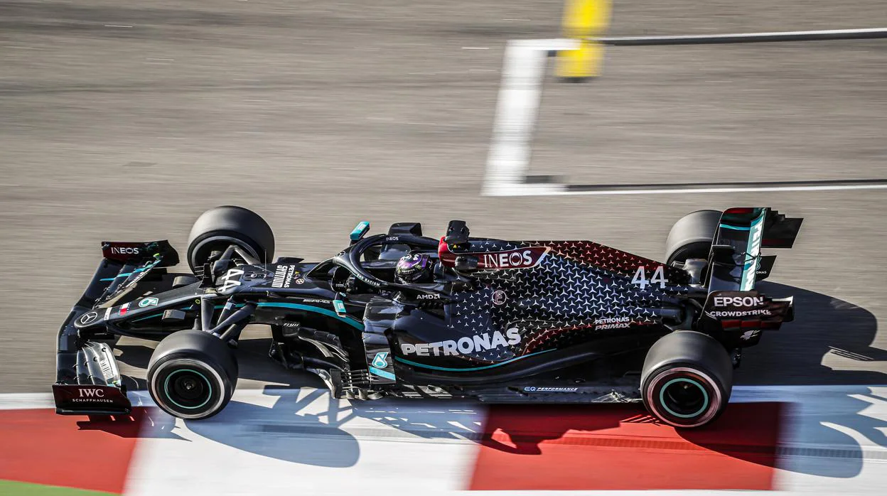 Lewis Hamilton en su Mercedes