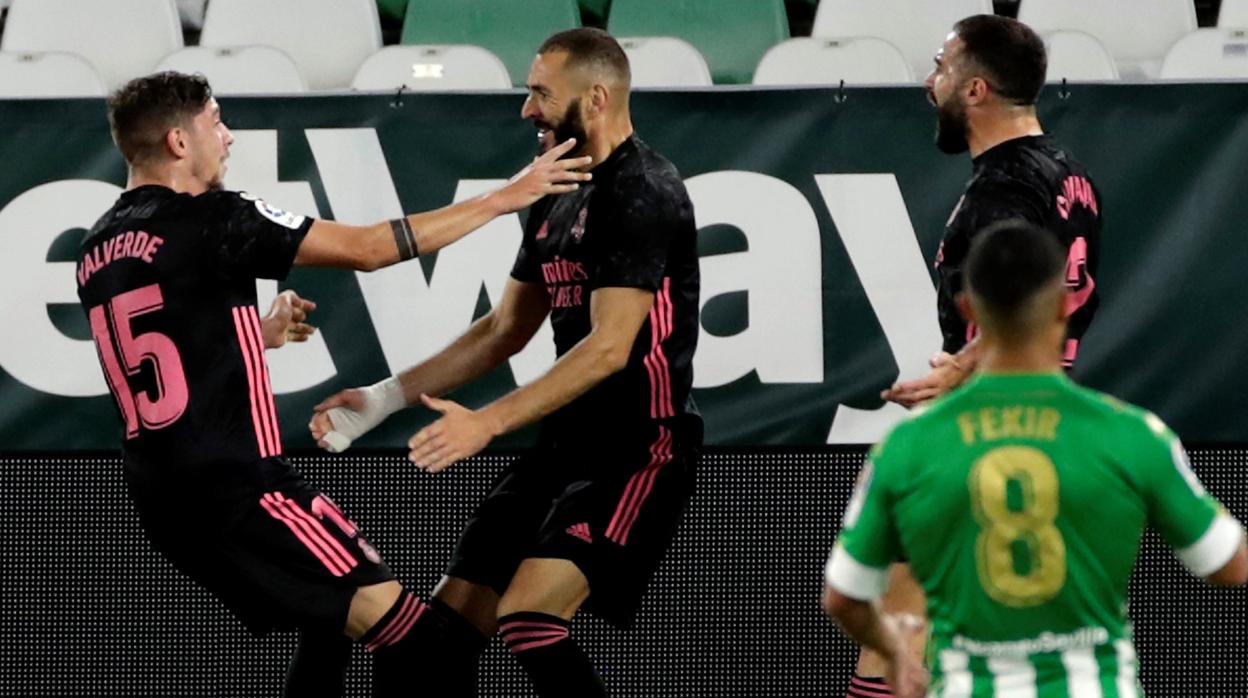 Valverde, con Benzema, tras un gol del Madrid