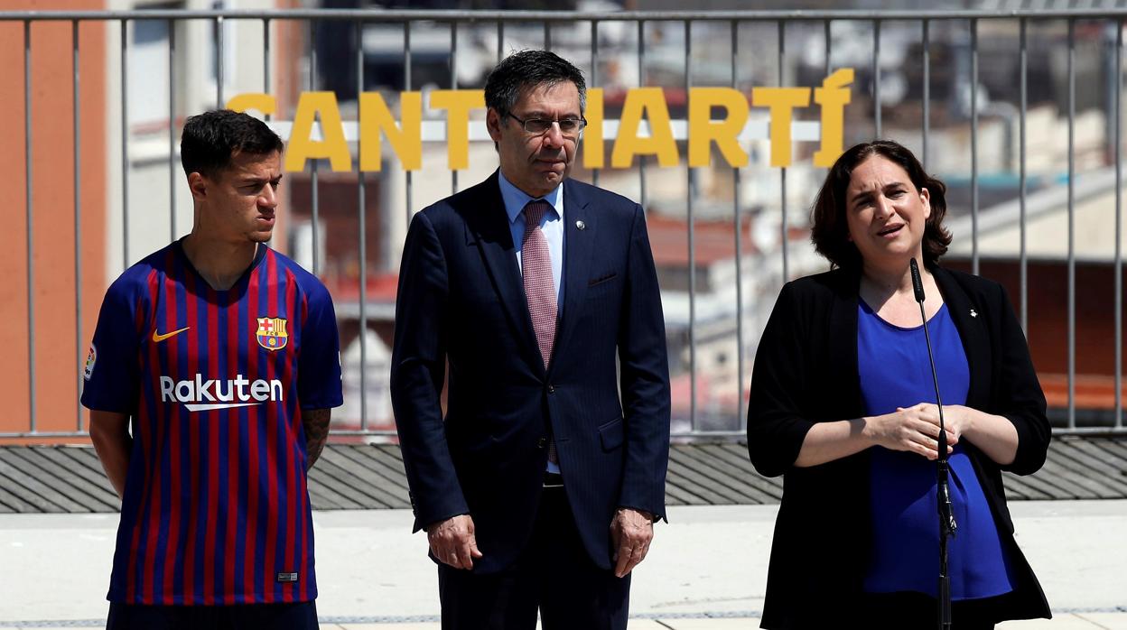 Coutinho, Bartomeu y Ada Colau durante un acto del Barcelona