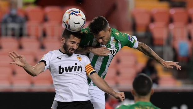 Un Betis solvente deja sin opción a un Valencia incapaz