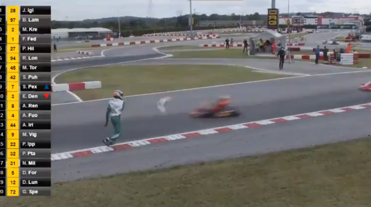 Un piloto de karts enloquece y arroja un trozo de su vehículo a un rival