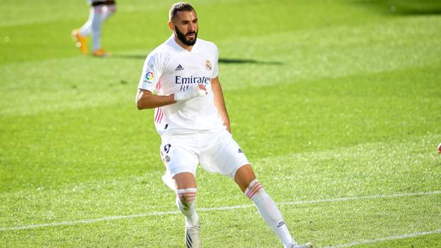 Benzema, 250 goles, a 40 de Santillana