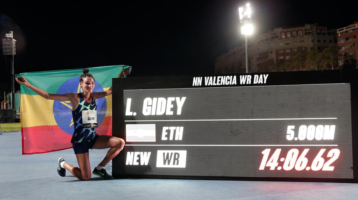 Gidey posa con el nuevo récord del mundo