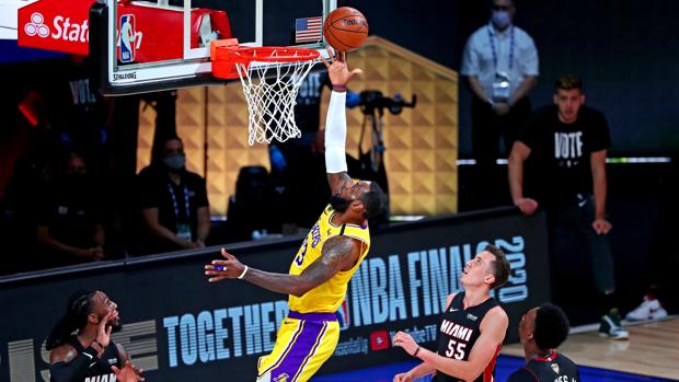 James y Davis ponen a los Lakers a un triunfo del título de campeones