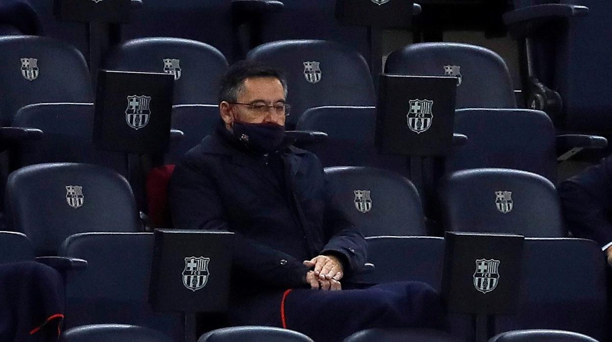 Bartomeu, solo, en el palco del Camp Nou