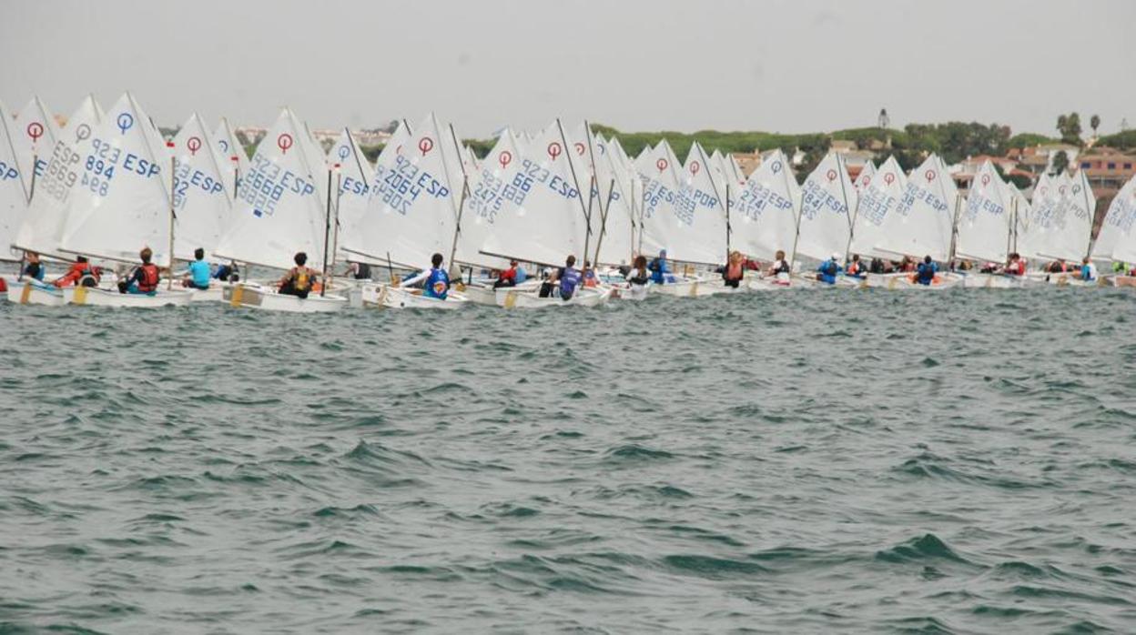 La quinta edición del Trofeo de la Hispanidad reúne a 150 regatistas de la clase Optimist