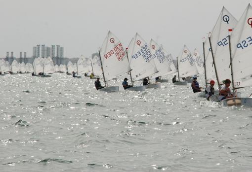 La quinta edición del Trofeo de la Hispanidad reúne a 150 regatistas de la clase Optimist