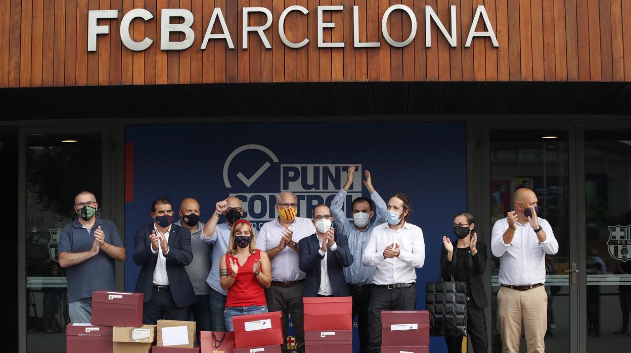 Los promotores de la moción de censura posan con las firmas entregadas al club