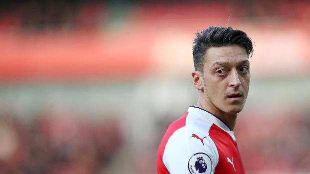 Özil se queda fuera de la lista del Arsenal para la Europa League