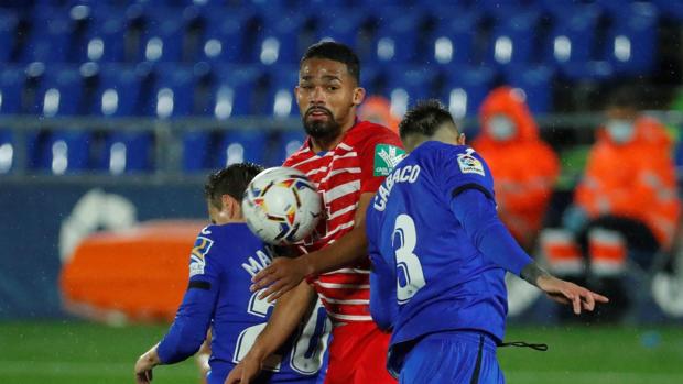 El Granada se coloca líder gracias a un polémico penalti