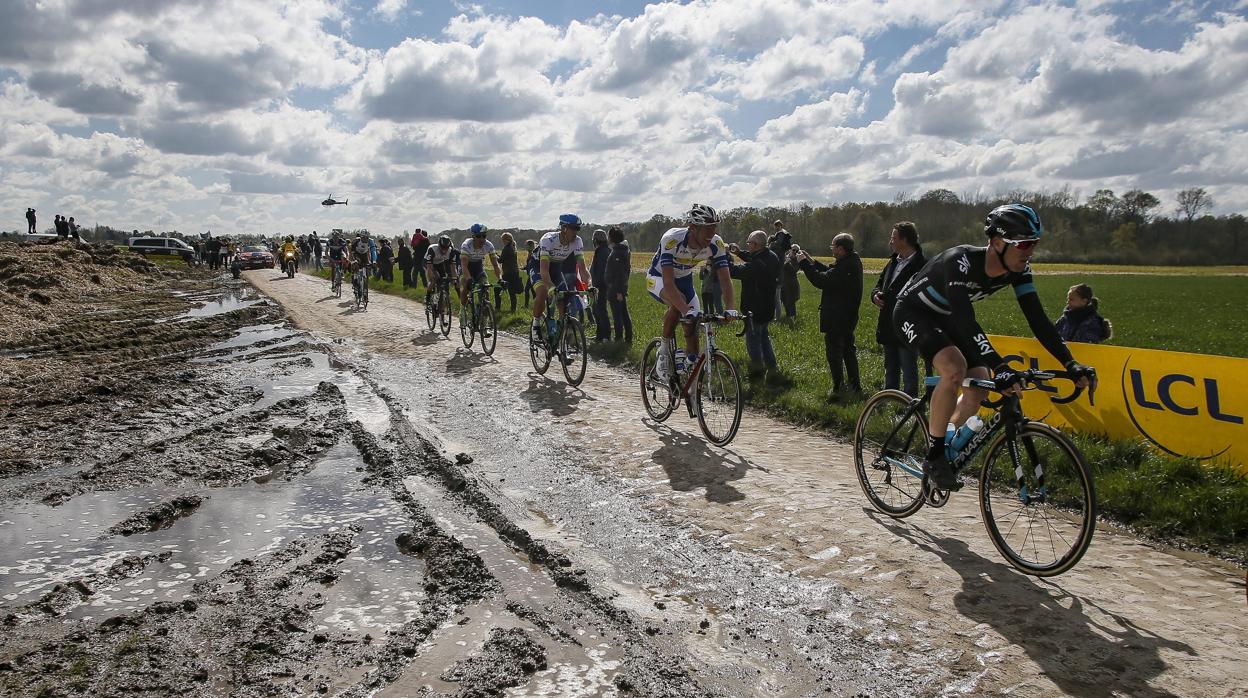 Varios ciclistas durante una etapa del París-Roubaix