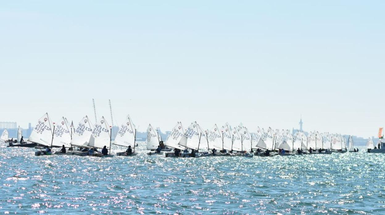 Patricia Báñez y José Cuellar, líderes del Trofeo de la Hispanidad de Optimist