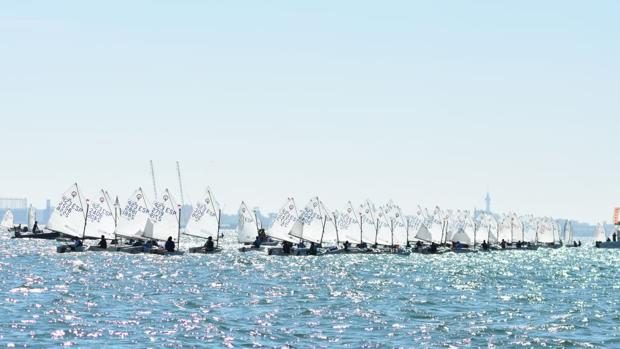 Patricia Báñez y José Cuellar, líderes del Trofeo de la Hispanidad de Optimist