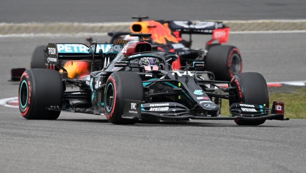 Un error de Bottas pone en bandeja el Mundial a Hamilton