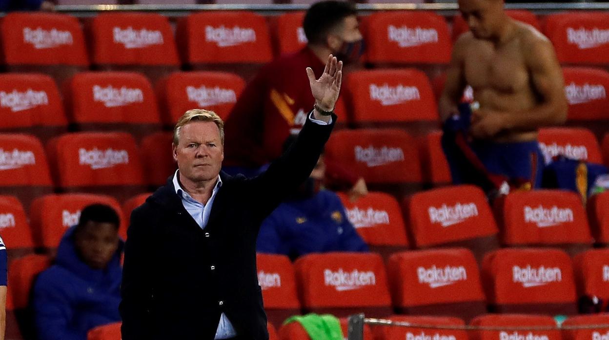 Koeman da instrucciones durante un partido del Barceona