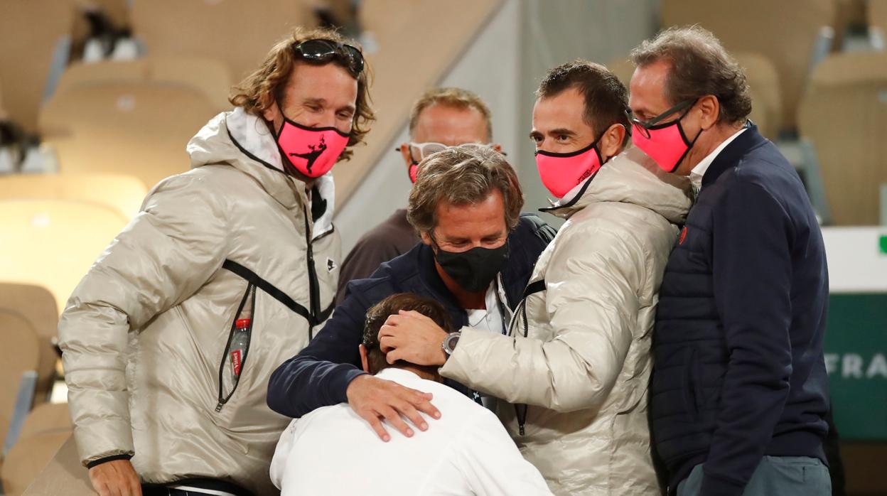 Moyà, a la izquierda, y el resto del equipo de Nadal felicitan al balear tras ganar este domingo el Roland Garros