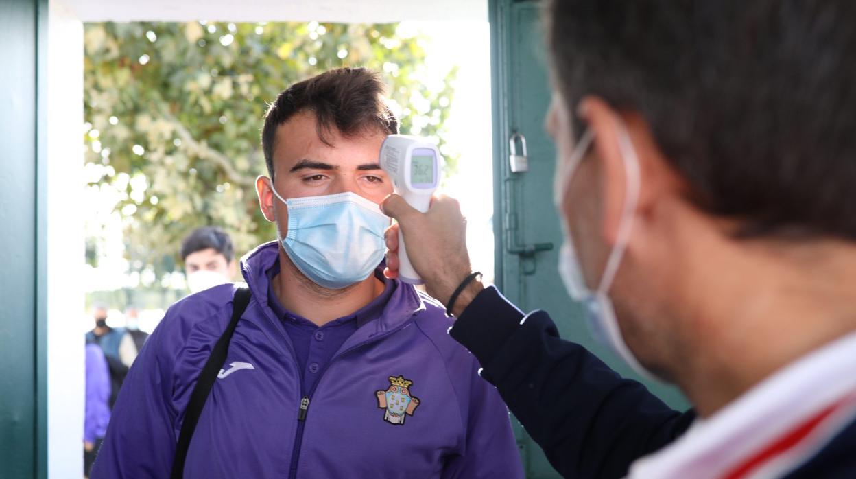 Toma de temperatura a un jugador del CD Peñaranda a su llegada al estadio de CD Guijuelo