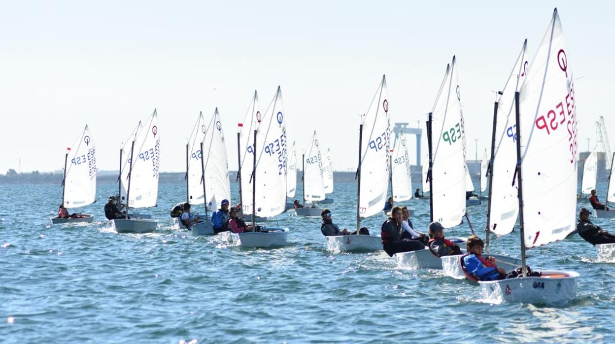 Buenas condiciones en la bahía para la práctica de la vela.