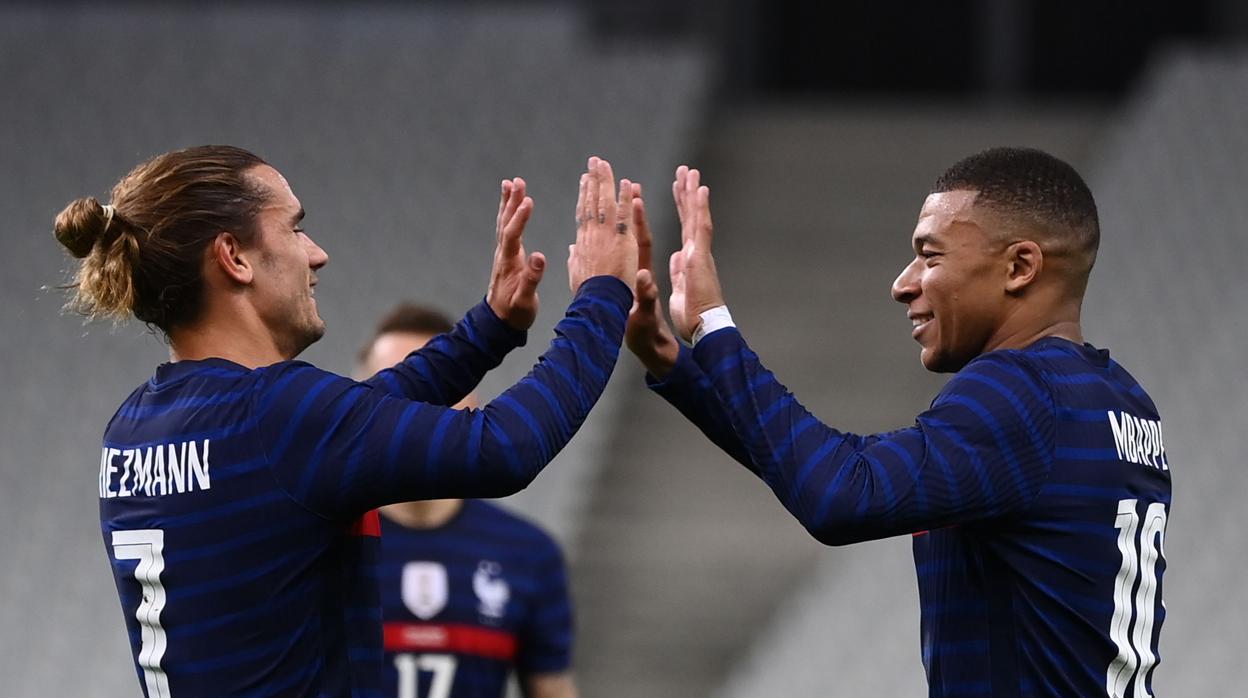 Griezmann y Mbappé delebran un gol con Francia