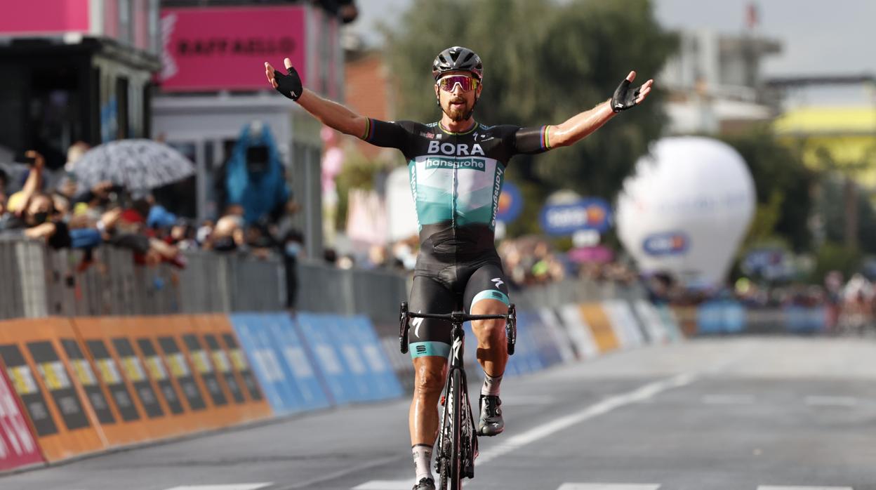 Peter Sagan regala un triunfo con espectáculo